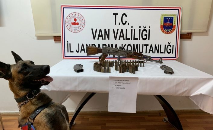 Van’da bir araçta silah ve mühimmat ele geçirildi
