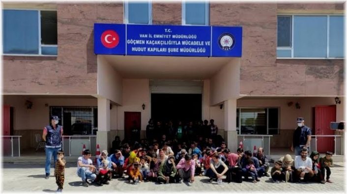 Van’da iki apartman dairesinde 115 düzensiz göçmen yakalandı