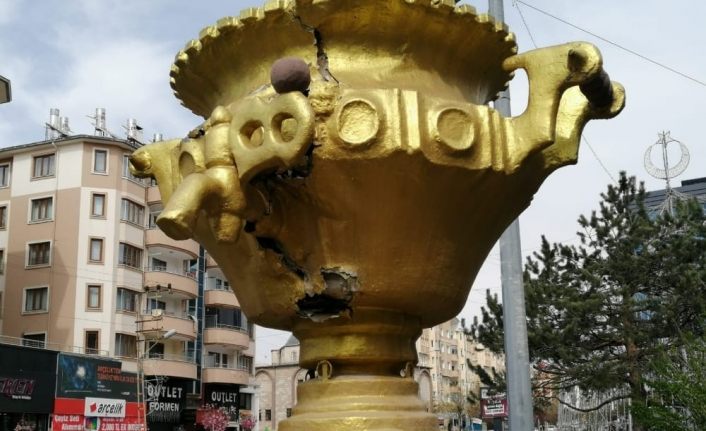 Van’ın simgelerinden olan ‘semaver’ heykelinin yenisi yapılıyor