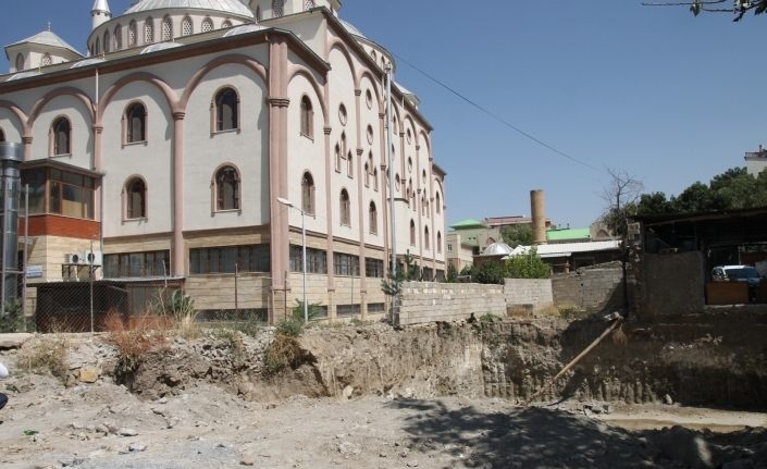 Yukarı Nurşin Camii önünde yapılan inşaata tepki