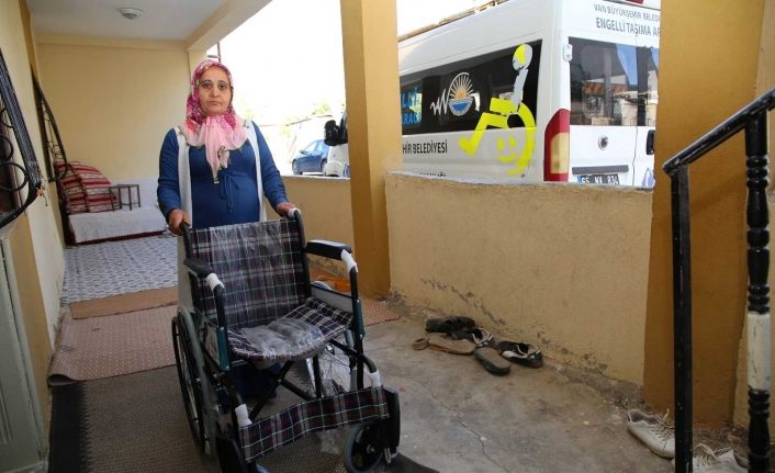 9 vatandaşa tekerlekli sandalye desteği