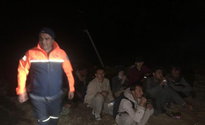 AFAD ve jandarma kayalıklarda mahsur kalan düzensiz göçmen için alarma geçti