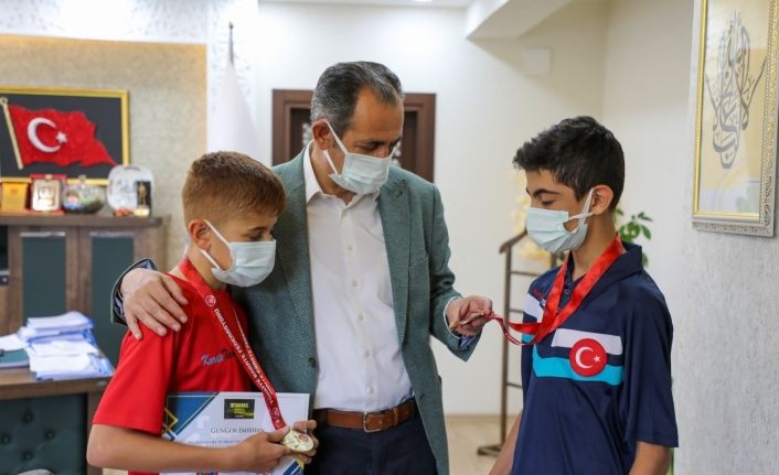 Başkan Tanış şampiyon karatecileri kabul etti