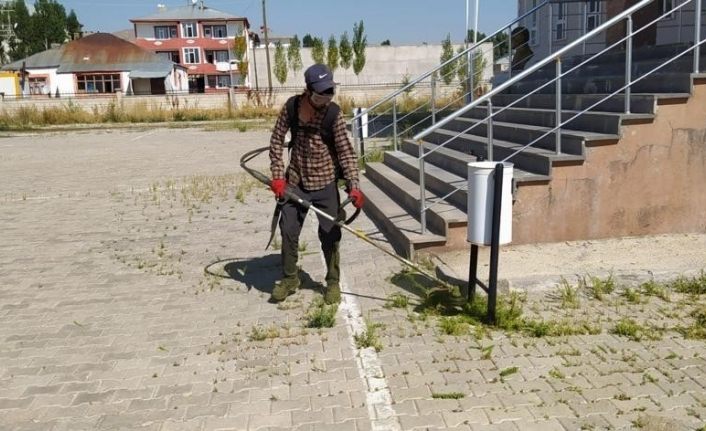 Çaldıran Belediyesi okul bahçelerinde temizlik ve peyzaj çalışmalarına başladı