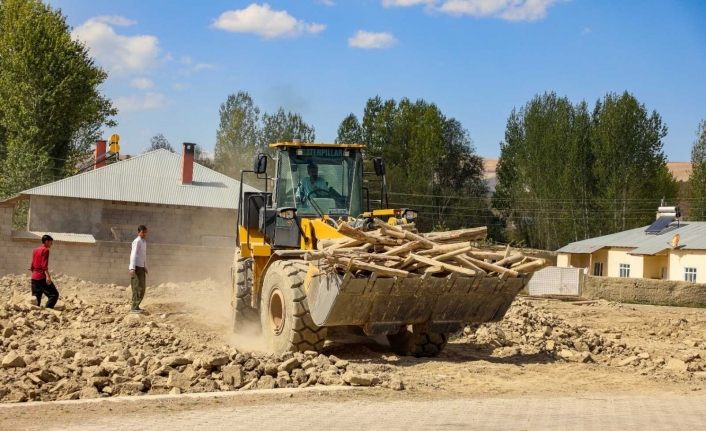 Gürpınar Belediyesi metruk binaların yıkımına devam ediyor