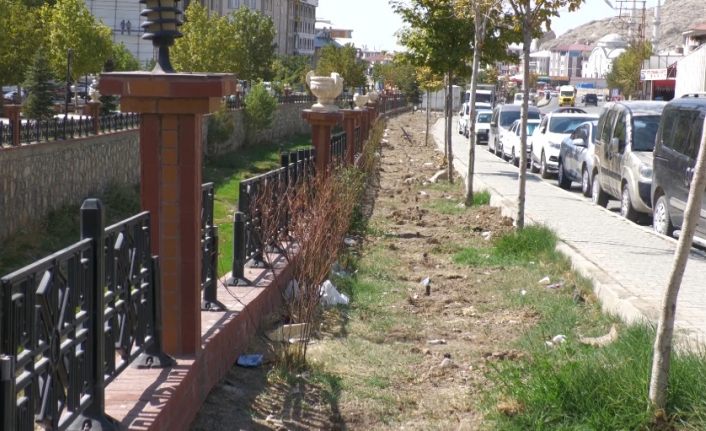 Hıdırellez Caddesindeki Çöpler Van’a yakışmıyor!