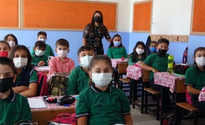 Klipli aşı çağrısı yapan minik öğrenciler yeniden okula kavuştu