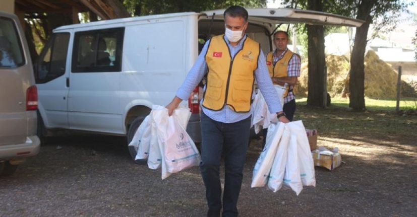 Köy okulunda okuyan çocuklar için kolları sıvadılar