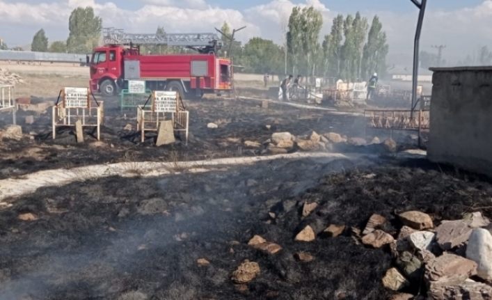 Saray’da mezarlık yangını