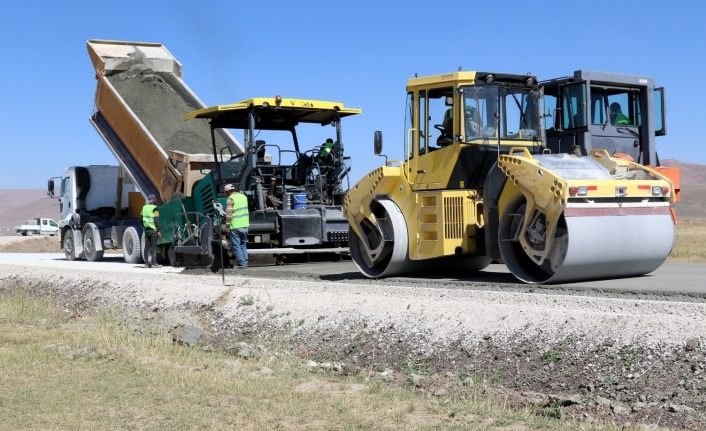 Türkiye’nin en soğuk ilçesinde beton yol çalışması