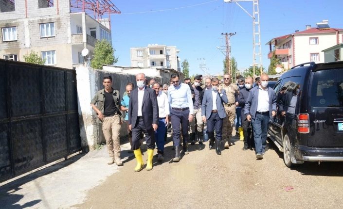 Tuşba Belediye Başkanı sel bölgesinde incelemelerde bulundu