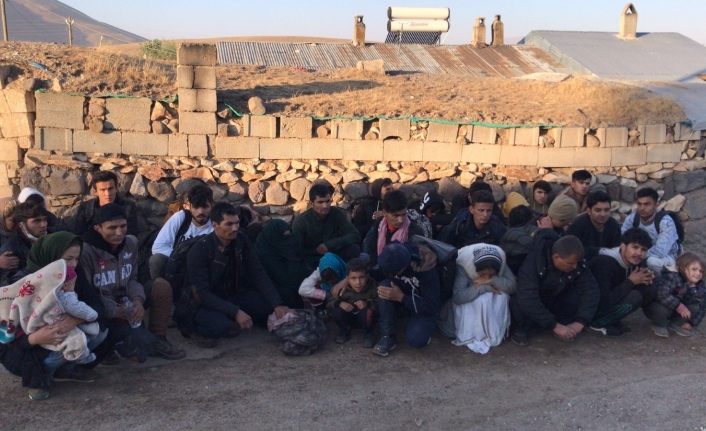 Van'da Jandarma 5 yaşındaki kayıp çocuğu ailesi ile buluşturdu
