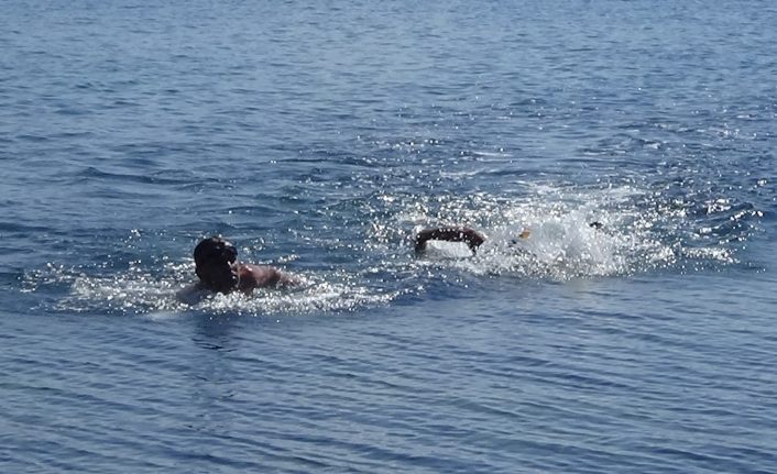 Van Gölü için 2 kilometre yüzdüler
