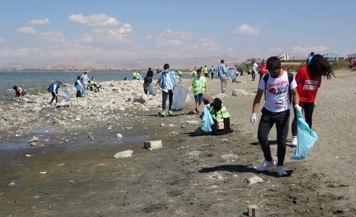 Van Gölü kıyıları çöpten arındırıldı