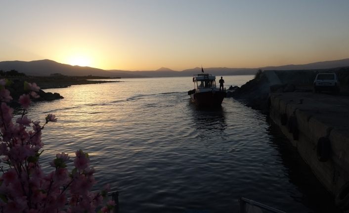 Van Gölü’nde karaya oturan balıkçı tekneleri yeniden göle açıldı