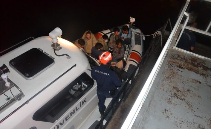 Van Gölü’nü şişme botlarla geçmeye çalışan 60 kaçak göçmen yakalandı