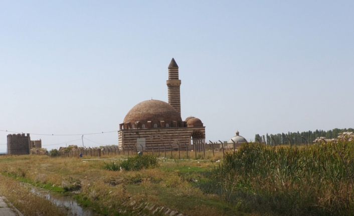 Van Kalesi yanındaki Kaya Çelebi Camisinin kaderi ne olacak?