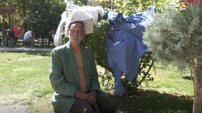 Van’da 83 yaşındaki adam sokaklara terk edildi!