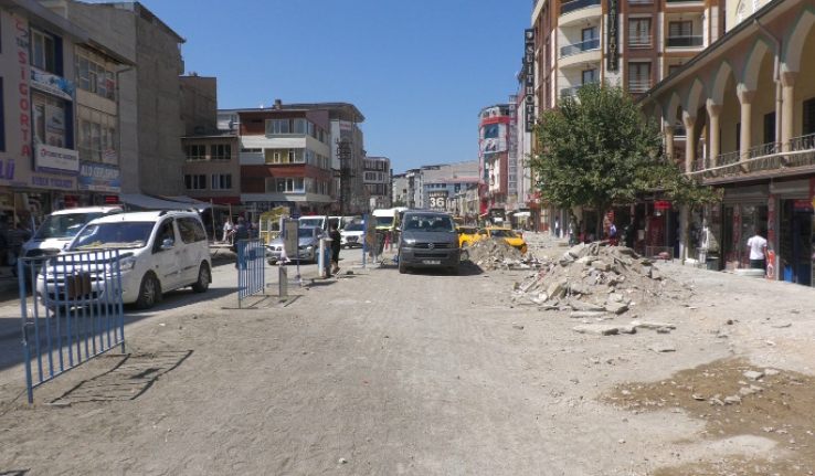 Van’daki esnaf bitmek bilmeyen yol çalışmalarından şikâyetçi!