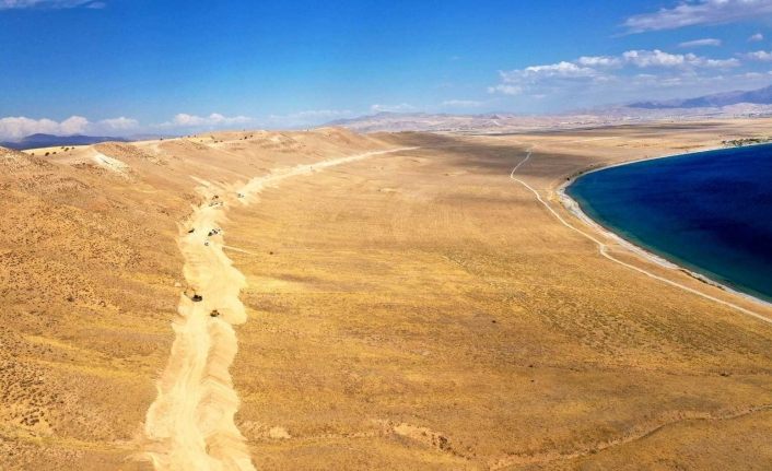 Vanlıları sahille buluşturacak yolda çalışmalar devam ediyor