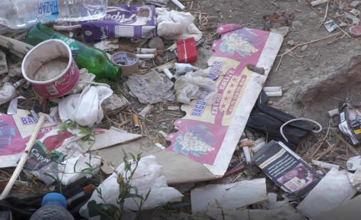 Vatandaş tarafından kirletilen kaldırım görüntüleri Van’a yakışmıyor