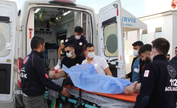 Başkale’de kamyonla tır çarpıştı: 2 yaralı