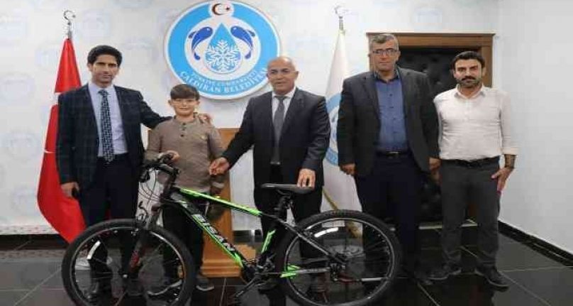 Başkan Ensari, TÜBİTAK yarışmasında dereceye giren öğrenciyi ödüllendirdi