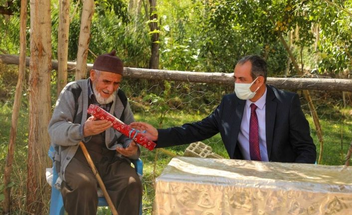 Başkan Tanış, “Yaşlılarımıza gereken değeri ve hürmeti göstermek en önemli görevimizdir”