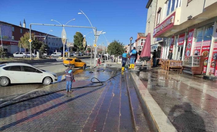 Çaldıran Belediyesi ana yolları sabunlu suyla yıkadı