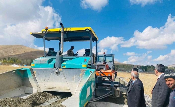 Çaldıran’da asfalt yol çalışmaları devam ediyor