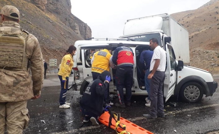 Çatak’ta üç araç çarpıştı 6 yaralı