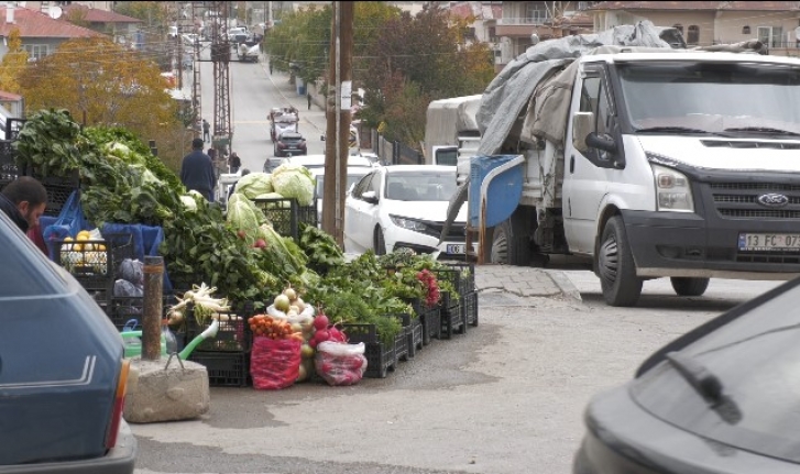 Çözüme kavuşturulamayan seyyar satıcıların yol ve  kaldırım işgalleri 