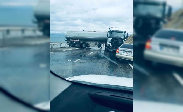 Direksiyon hakimiyetini kaybeden tır bariyerlere çarparak durdu