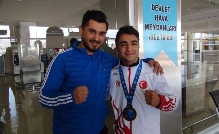 Dünya üçüncüsü milli kick boksçu Ersayar’a coşkulu karşılama