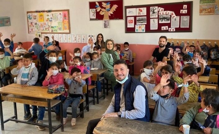 Eğitim gönüllülerinden yüzleri gülümseten hareket