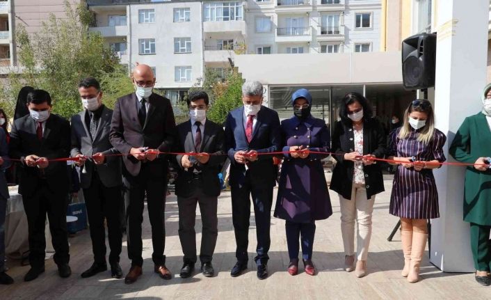 İpekyolu’nda kadınların yaptıkları ürünler sergilendi