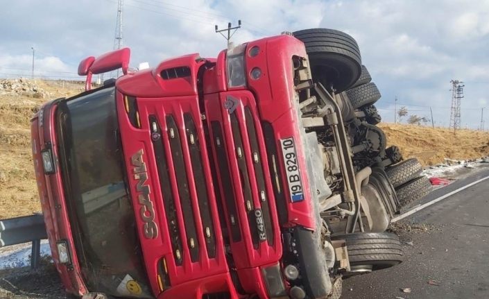 İran’dan gelen tır Tatvan’da devrildi: 1 yaralı