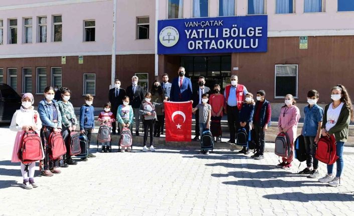 Kızılay’dan Çatak’taki öğrencilere kırtasiye yardımı
