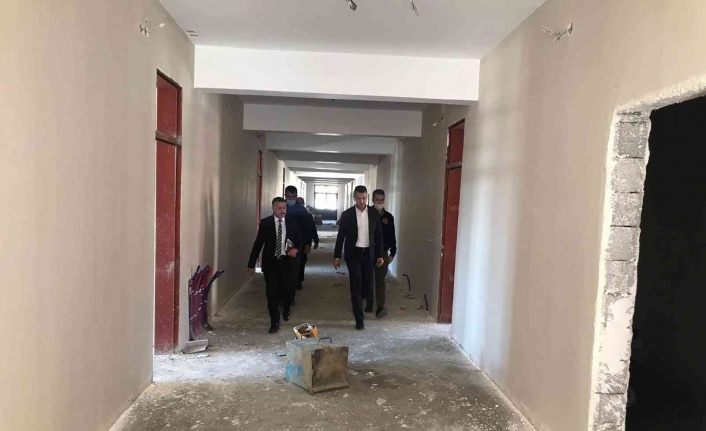 Muradiye Kaymakamı Savar yapımı devam eden okulu inceledi