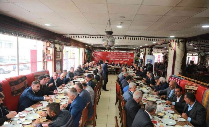 Tuşba Belediye Başkanı Akman, kahvaltıda muhtarlarla bir araya geldi