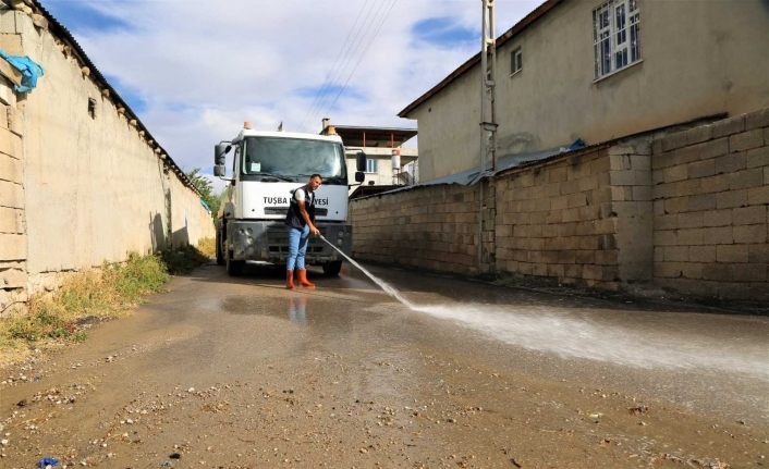 Tuşba’daki su taşkınlarının izleri siliniyor
