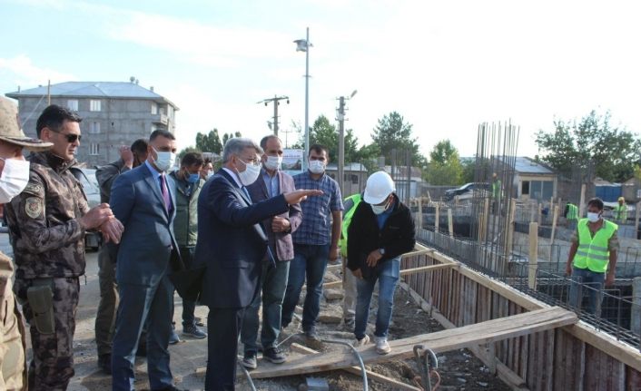 Vali Bilmez Muradiye’de tekstil fabrikasını inceledi