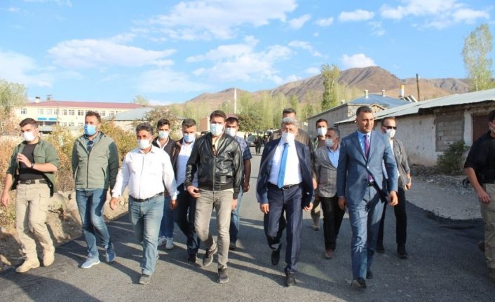 Vali Bilmez Muradiye’de yapımı devam eden yol çalışmalarını inceledi