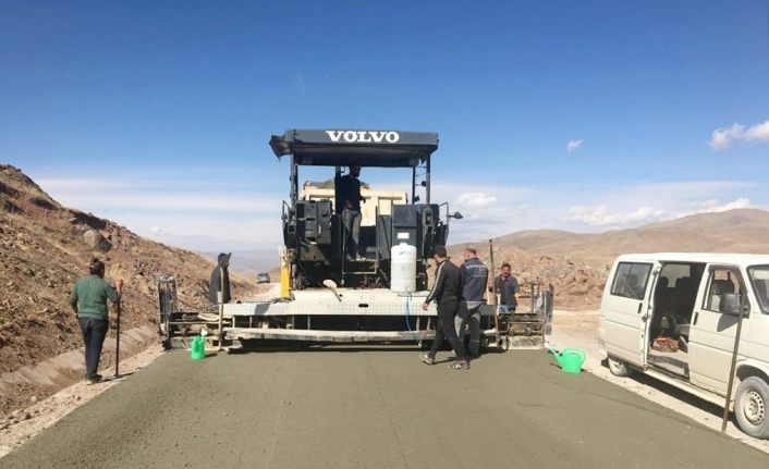 Van Büyükşehir Belediyesi Muradiye’de beton yol yapıyor