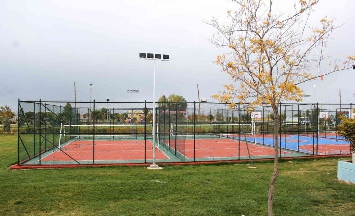 Van Büyükşehir Belediyesi parklara yeni sosyal donatılar kurdu