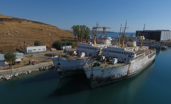 Van Gölü'ne indirilen 'Yüzen Otel' tamamlanıyor