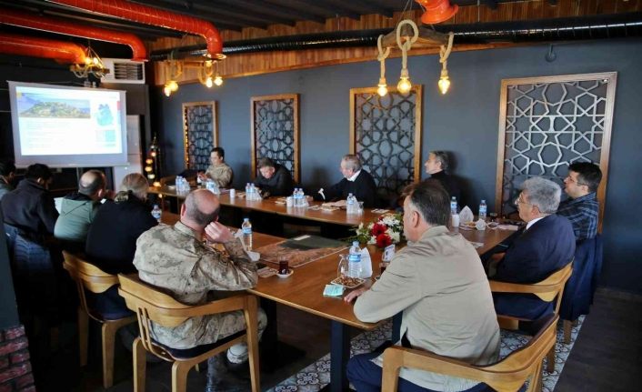 Van Valisi Bilmez, büyükşehirin çalışmalarını gazeteci, güvenlik ve strateji uzmanlarına anlattı