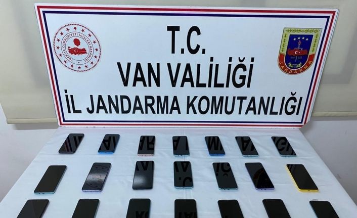 Van’da 73 bin 500 TL değerinde kaçak cep telefonu ele geçirildi