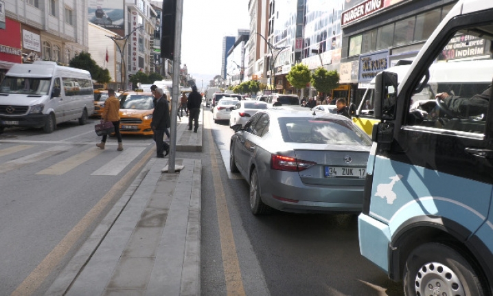 Van’da bitmek bilmeyen trafik çilesi