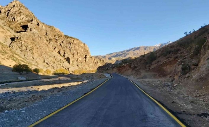 Van’da yenilenen yollarda çizgi ve uyarıcı levha çalışması